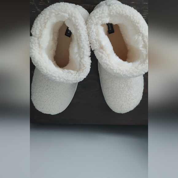 Simons Bootie Slippers - Picture 2 of 5